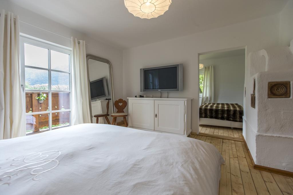 Forest Chalet, 15 Min To Salzburg Olt Town, And Most Beautiful Lakes, Secluded Location, 1,000 Sqm Garden, Mountainview, Panorama Sauna, Bath Whirlpool, Bbq&Bikes&Sunbeds For Free, Up To 10 P Golling an der Salzach Habitación foto