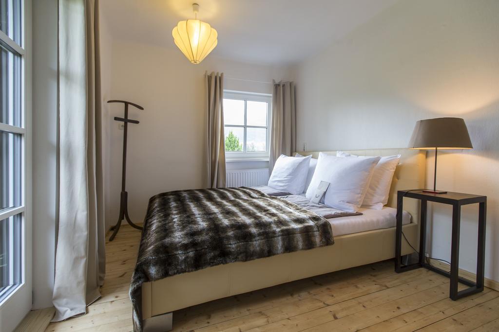Forest Chalet, 15 Min To Salzburg Olt Town, And Most Beautiful Lakes, Secluded Location, 1,000 Sqm Garden, Mountainview, Panorama Sauna, Bath Whirlpool, Bbq&Bikes&Sunbeds For Free, Up To 10 P Golling an der Salzach Habitación foto